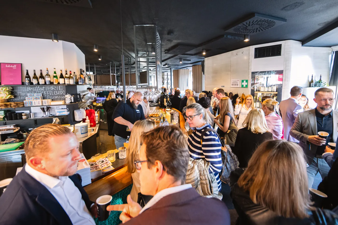 Volle Bar bei WEIN & CO während Breakfast for Immos