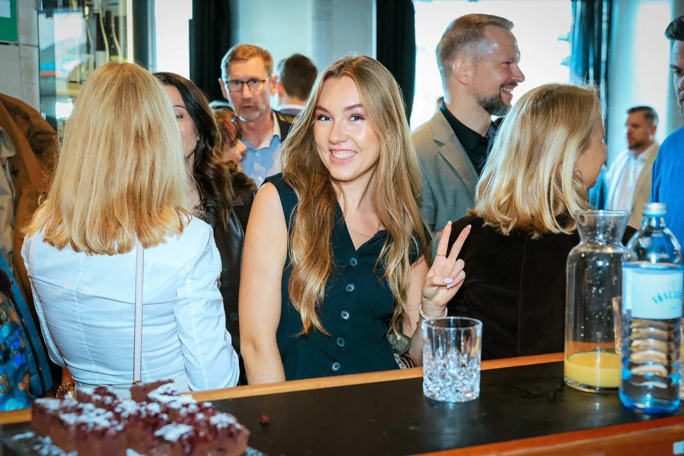 Gast mit Peace-Zeichen an der Frühstücksbar