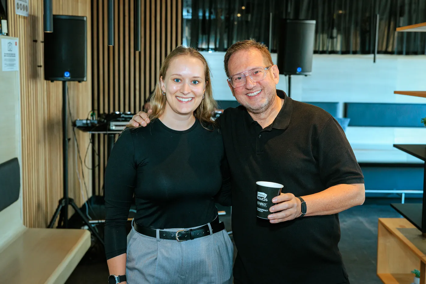 Gast und Gastgeber vor dem DJ-Pult