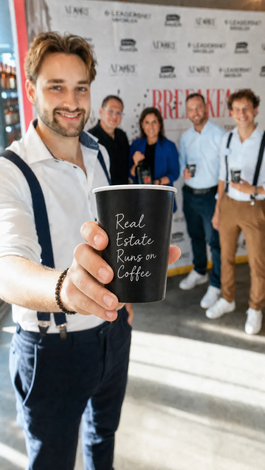 Kaffeebecher mit der Aufschrift Real Estate Runs on Coffee
