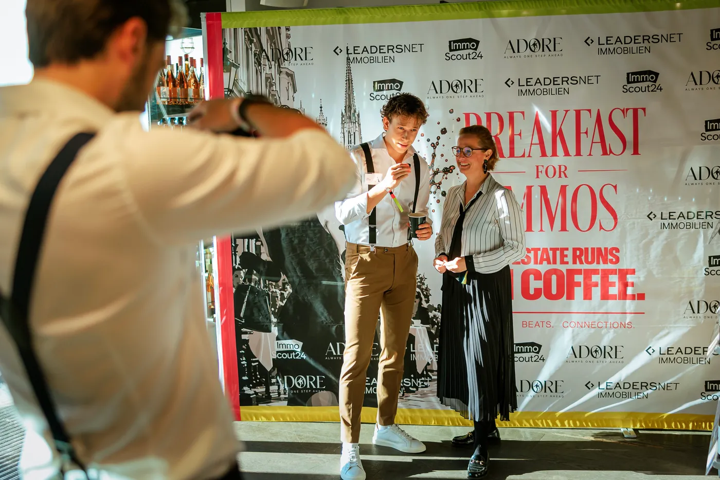 Fotoshooting vor der Breakfast-for-Immos-Fotowand