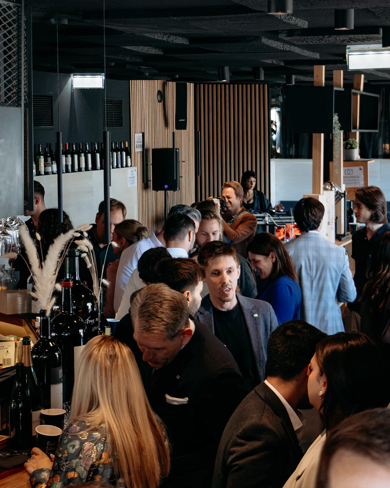 Volle Bar unter der Holzlamellendecke