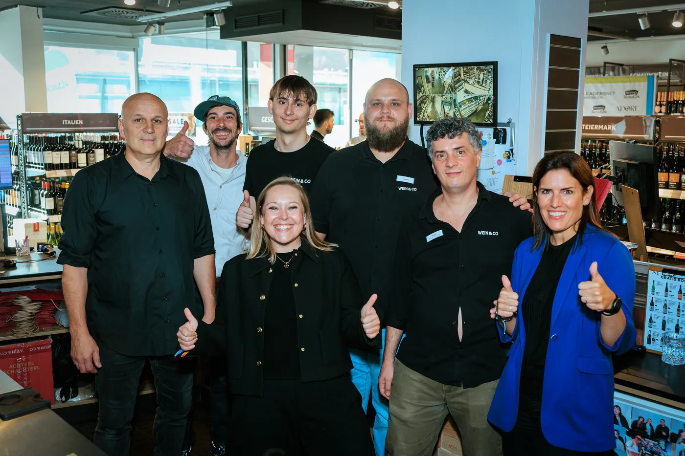 Team von WEIN & CO und Adore Immomarketing mit Daumen hoch